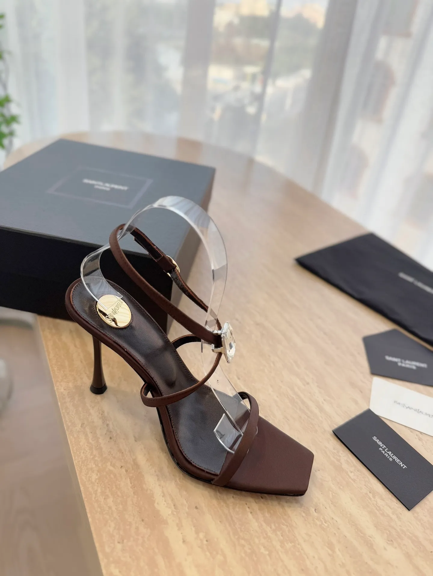 👟👟Ex-factory price 520👟👟 High version "SAINT LAUREN*" Saint Laurent YSL 25ss/spring and summer new catwalk style large rhinestone high-heeled shoes and sandals. Only YSL understands women's hearts best and does not accept refutation. It is a super invincible feminine artifact and a must-have for women (z-product full-body customization, own molded hardware accessories, perfect consistency). Compare the differences between pictures and goods on the market. ✔Upper: Customized imported calf patent leather/silk ✔Lining: Imported 🐑sheep leather ✔Sole: Imported genuine leather outsole ✔Heel height: 10.5cm ✔Number of yards: 35-39 (40 can be customized and non-returnable) (Full set of packaging)